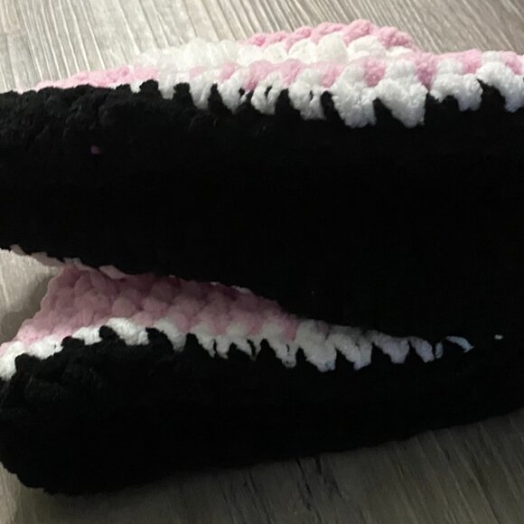 New Super Cozy soft slippers - Pink and White size 7/8 - nonslip bottoms - Picture 5 of 6